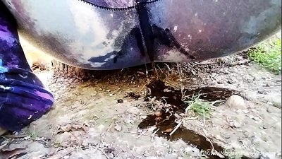 Az utcára pisilni! Gyere és nézd meg, ahogy LilKiwwiMonster nedves lesz a bugyija, és a földbe pisil!
